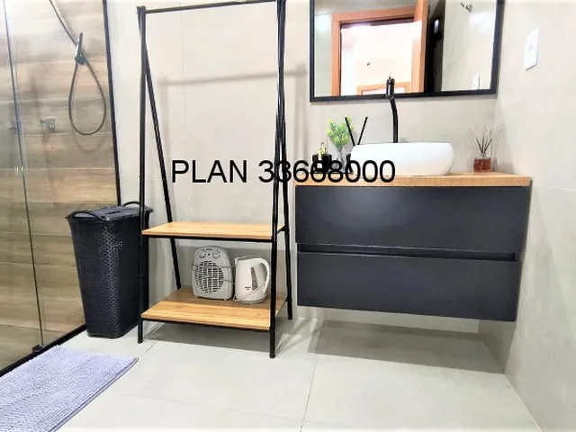 Imagem 9: Casa espaçosa com piscina e sistema fotovoltaico proporcionando economia
