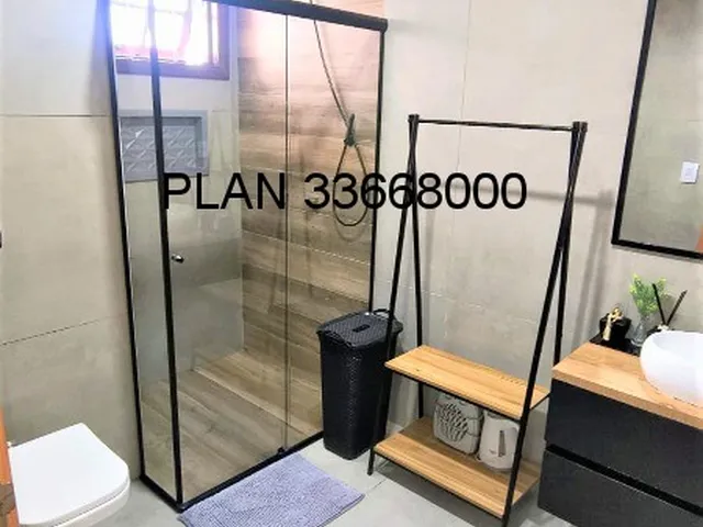 Imagem 2: Casa espaçosa com piscina e sistema fotovoltaico proporcionando economia