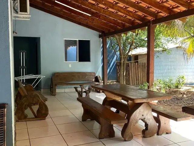 Imagem: A casa possui 3 Dormitórios, 1 Suíte, 3 Banheiros, 200m²