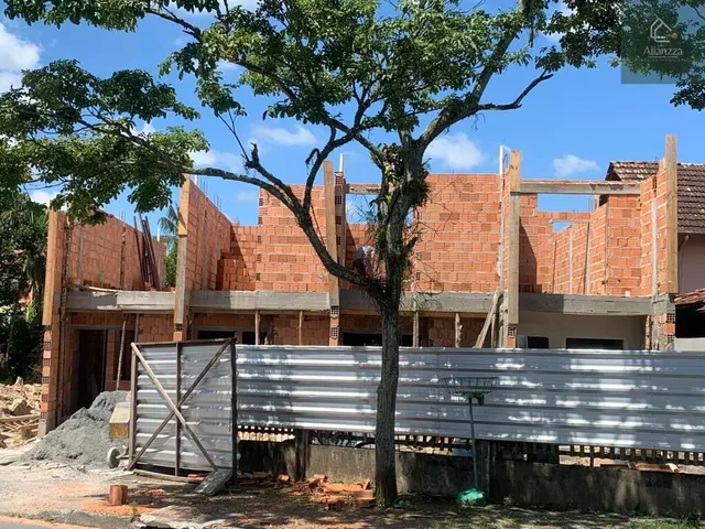 Imagem: A casa possui 2 Dormitórios, 2 Suítes, 1 Banheiro, 2