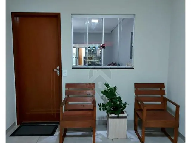 Imagem: A casa possui 2 Dormitórios, 1 Suíte, 1 Banheiro, 225m² de