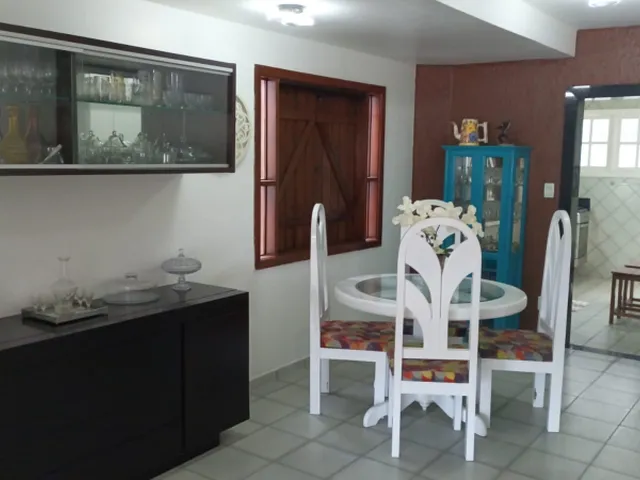 Imagem: A casa possui 3 Dormitórios, 3 Banheiros, 2 Vagas na garagem