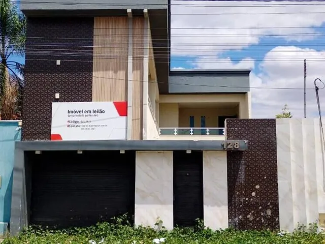 Imagem: A casa possui 3 Dormitórios, 5 Banheiros, 1 Vaga na
