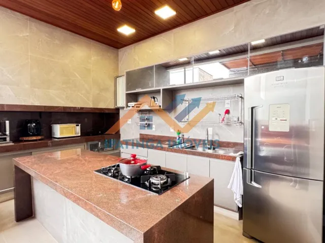 Imagem: A casa possui 3 Dormitórios, 3 Suítes, 3 Banheiros, 3