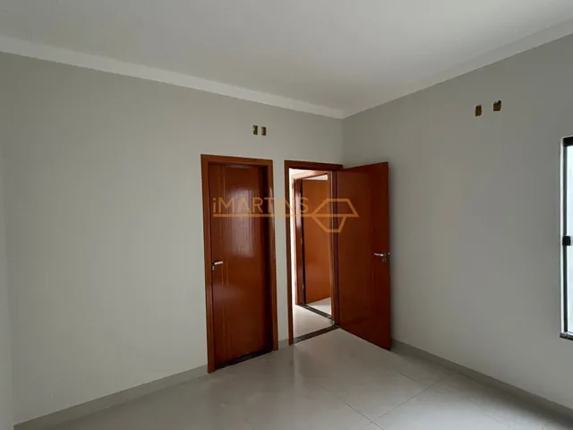 Imagem: A casa possui 3 Dormitórios, 1 Suíte, 1 Banheiro, 2 Vagas