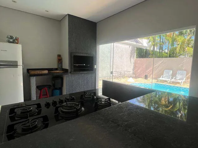 Imagem 9: Casa de Alto Padrão com 6 Suítes e Piscina em Guaratuba