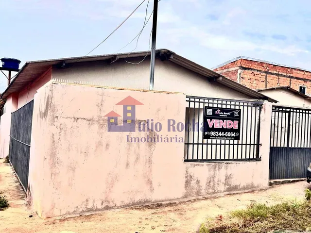 Imagem: A casa possui 2 Dormitórios, 1 Suíte, 2 Banheiros, 2 Vagas