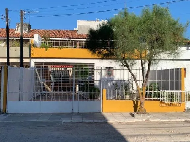 Imagem: A casa possui 4 Dormitórios, 1 Suíte, 1 Banheiro, 4 Vagas