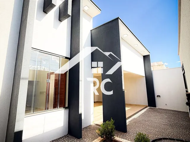 Imagem: A casa possui 3 Dormitórios, 1 Suíte e está localizado em
