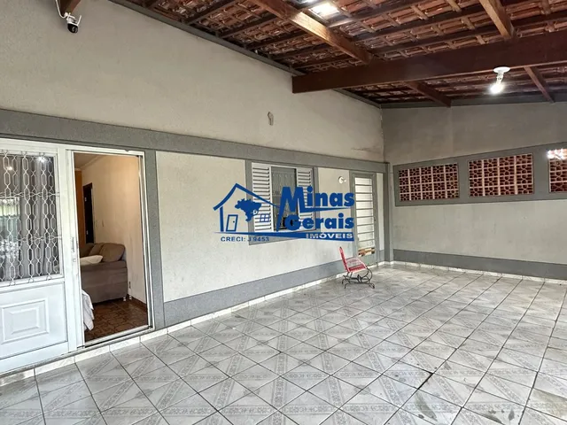Imagem: Casa com 250m² de Terreno e 3 Dormitórios