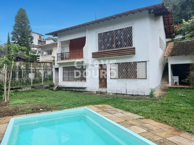 Imagem: A casa possui 5 Dormitórios, 4 Banheiros, 3 Vagas na garagem