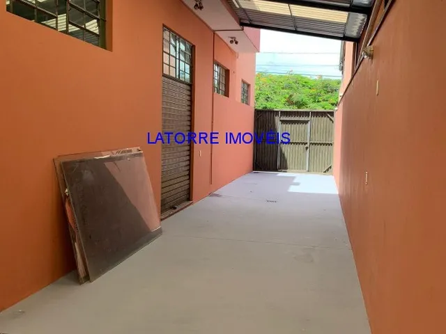 Imagem: A loja possui 2 Banheiros, 4 Vagas na garagem, 250m² de