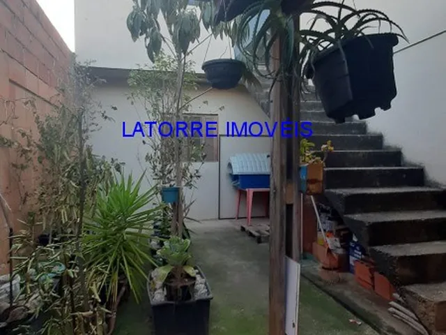 Imagem: A casa possui 3 Dormitórios, 1 Suíte, 1 Banheiro, 2 Vagas