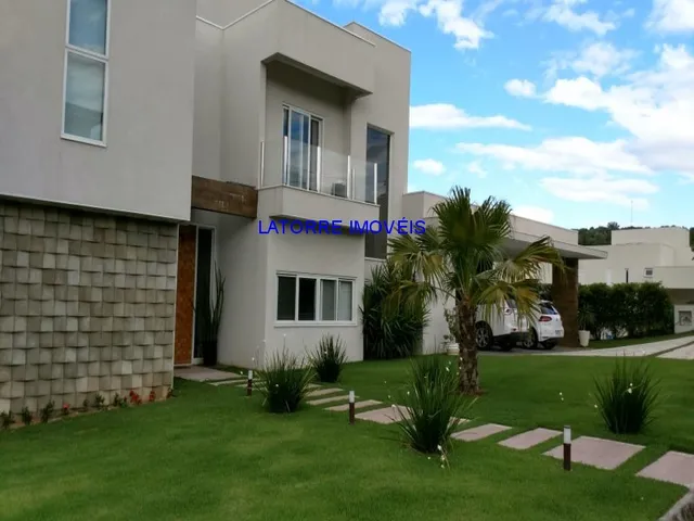 Imagem: A casa possui 3 Dormitórios, 2 Suítes, 6 Banheiros, 4