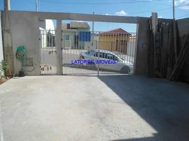 Imagem: A casa possui 2 Dormitórios, 1 Suíte, 3 Vagas na garagem,