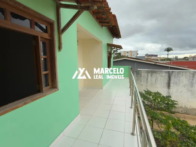 Imagem 2: Vendo Casa bem construída com 2 suítes no Pavimento Superior e sacada em ótima l
