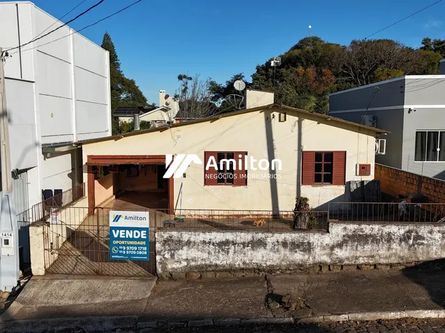 Imagem: Casa com 4 quartos e pátio arborizado no