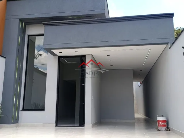 Imagem: A casa possui 3 Dormitórios, 1 Suíte, 2 Banheiros, 4