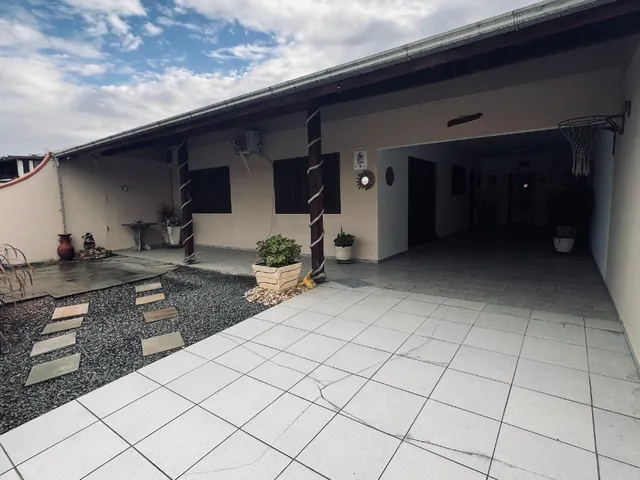 Imagem 5: Venha se encantar com esta maravilhosa casa semi-mobiliada no coração de Penha-SC!