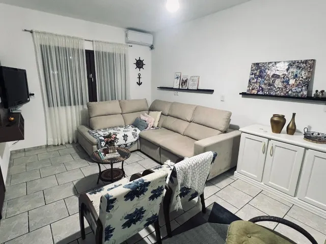 Imagem 4: Venha se encantar com esta maravilhosa casa semi-mobiliada no coração de Penha-SC!