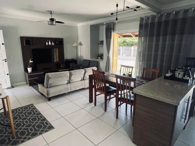 Imagem 16: Maravilhosa casa com piscina no Centro de Penha/SC!!
