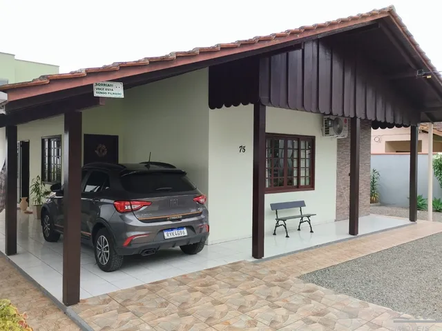 Imagem: Bela casa de alvenaria no centro de Penha!