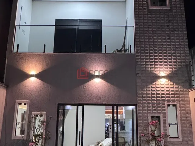 Imagem: A casa possui 3 Dormitórios, 3 Suítes, 4 Banheiros, 2