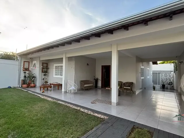 Imagem: A casa possui 4 Dormitórios, 2 Suítes, 4 Banheiros, 2
