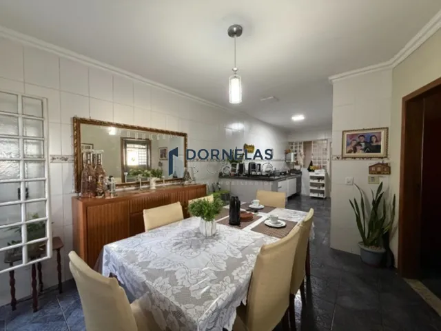 Imagem: A casa possui 3 Dormitórios, 1 Suíte, 3 Banheiros, 4 Vagas
