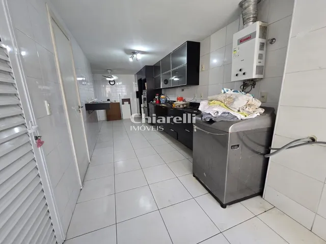 Imagem 2: Venda de Apartamento de Luxo em Icaraí, Niterói-RJ: 4 Quartos, 4 Suítes, 5 Banheiros