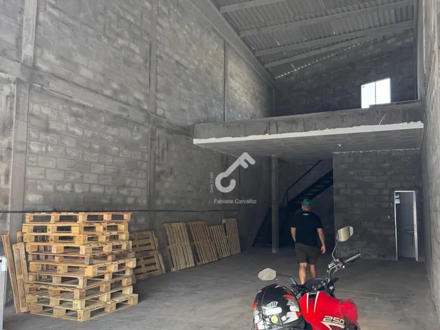 Imagem: O depósito possui 1 Banheiro, 112m² de Área e está