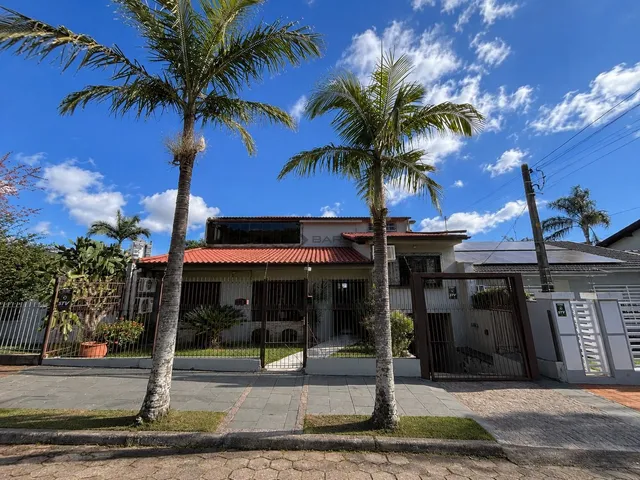 Imagem: A casa possui 4 Dormitórios, 3 Suítes, 5 Banheiros, 3