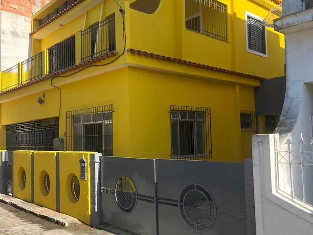 Imagem: A casa possui 4 Dormitórios, 1 Suíte, 2 Vagas na garagem,