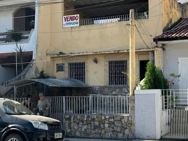 Imagem: A casa possui 3 Dormitórios, 2 Banheiros, 1 Vaga na