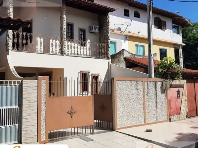 Imagem: A casa possui 2 Dormitórios, 1 Suíte, 2 Vagas na garagem,
