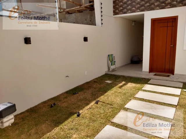 Imagem: A casa possui 3 Dormitórios, 2 Suítes, 2 Vagas na