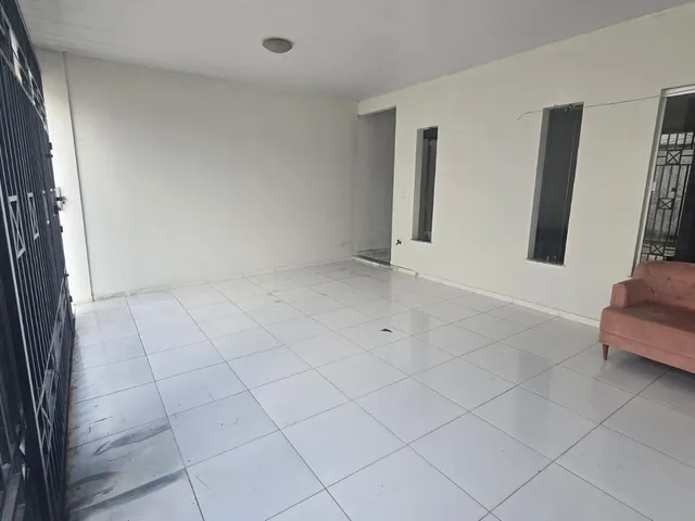 Imagem 11: Casa com Suíte e Corredor Lateral no Condomínio Campo Verde