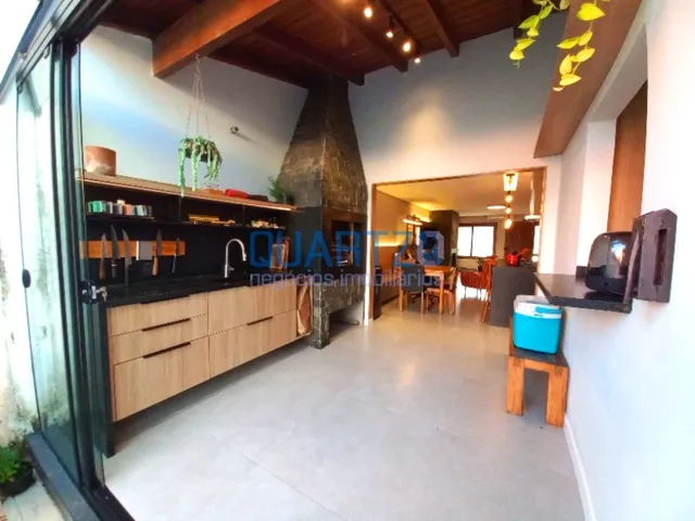 Imagem 7: CASA EM IPANEMA COM PISCINA, 3 DORM, SUITE, 204M², REFORMADA, LAREIRA E PARRILLA
