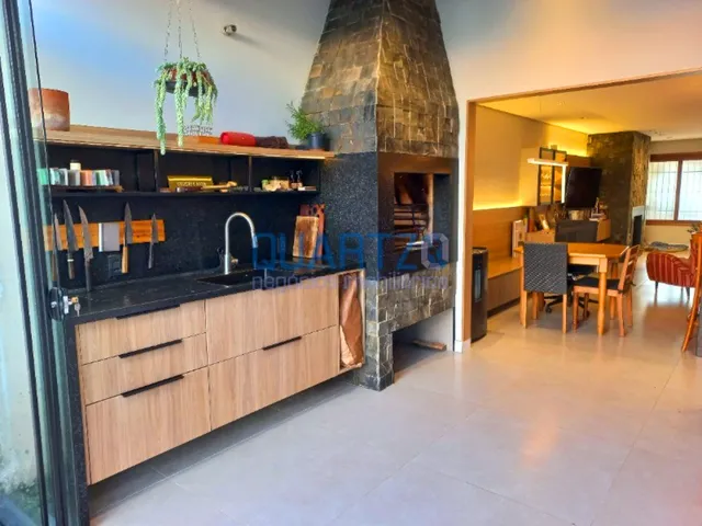 Imagem 2: CASA EM IPANEMA COM PISCINA, 3 DORM, SUITE, 204M², REFORMADA, LAREIRA E PARRILLA