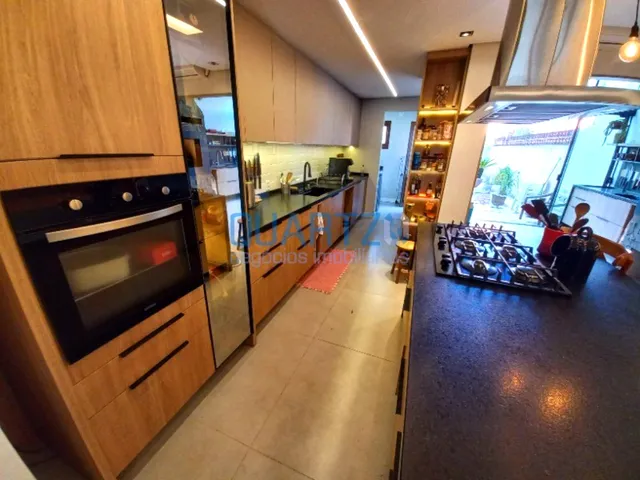 Imagem 9: CASA EM IPANEMA COM PISCINA, 3 DORM, SUITE, 204M², REFORMADA, LAREIRA E PARRILLA