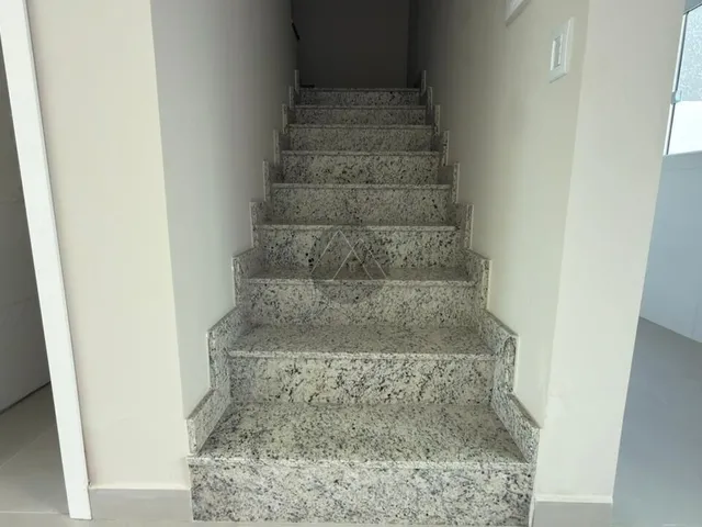 Imagem 4: Sobrado Moderno com Quintal Duplo e Localização Privilegiada no Afonso Pena