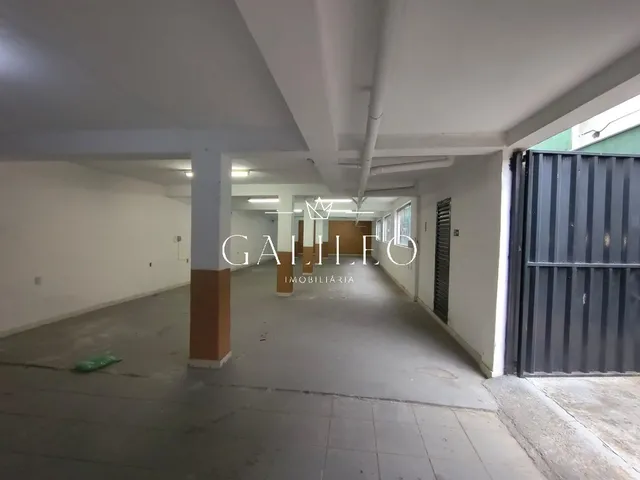 Imagem: A loja possui 2 Banheiros, 6 Vagas na garagem, 200m² de