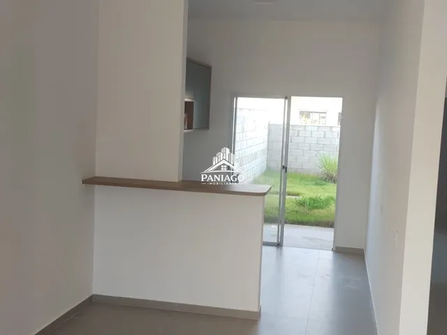 Imagem: A casa em condomínio possui 3 Dormitórios, 1 Suíte, 2 Banheiros