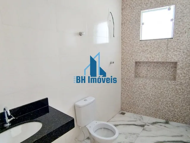 Imagem 2: Casa Geminada à Venda de 3 Quartos sendo 1 Suíte e 4 Vagas - Bairro Vale das Orquídeas