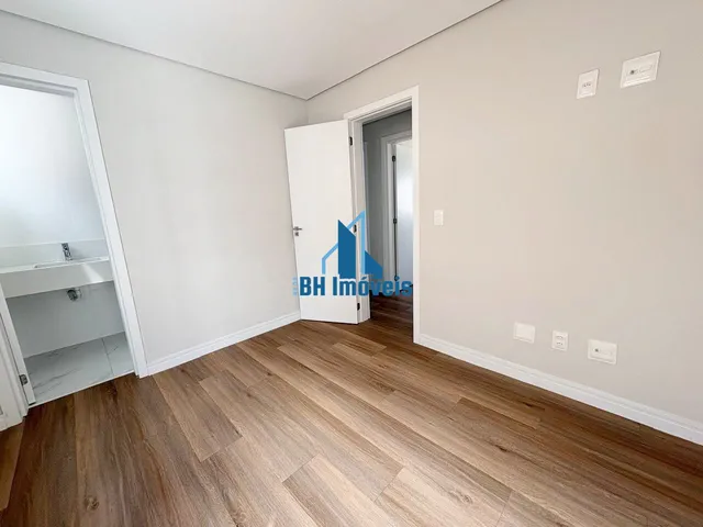 Imagem 10: Apartamento de Cobertura duplex com 5 quartos, 3 suítes e 3 vagas no bairro Castelo