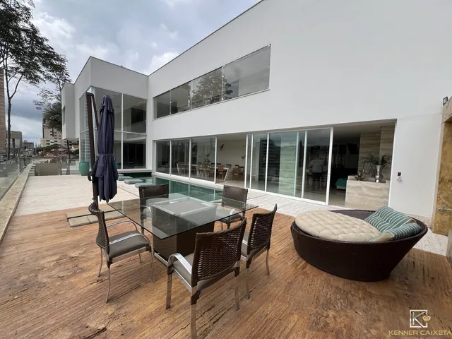 Imagem: A casa possui 5 Dormitórios, 5 Suítes, 6 Vagas na