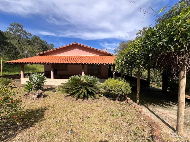 Imagem: A fazenda possui 4 Dormitórios, 1 Suíte, 1 Banheiro, 3