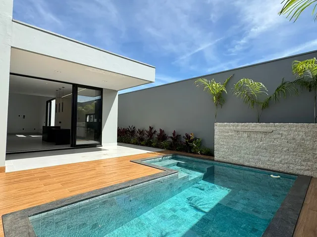 Imagem: A casa em condomínio possui 4 Dormitórios, 4 Suítes, 1