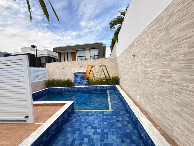 Imagem: A casa em condomínio possui 3 Dormitórios, 3 Suítes, 4 Banheiros