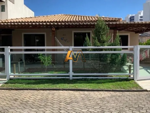 Imagem: A casa em condomínio possui 3 Dormitórios, 2 Suítes, 3 Banheiros